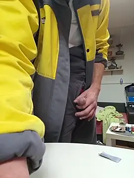 Snapshot of svenpfeifer chatting on 12-14-25, 04:01 svenpfeifer online show from 12-14-25, 04:01