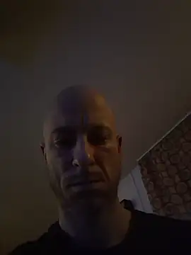 Snapshot of svenpfeifer chatting on 12-16-25, 01:10 svenpfeifer online show from 12-16-25, 01:10