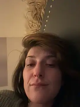 Snapshot of 2brokegirlz chatting on 03-11-25, 09:45 2brokegirlz online show from 03-11-25, 09:45