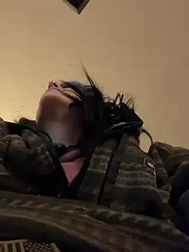 Snapshot of 2brokegirlz chatting on 03-14-25, 12:18 2brokegirlz online show from 03-14-25, 12:18