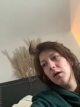 Snapshot of 2brokegirlz chatting on 03-20-25, 08:40 2brokegirlz online show from 03-20-25, 08:40