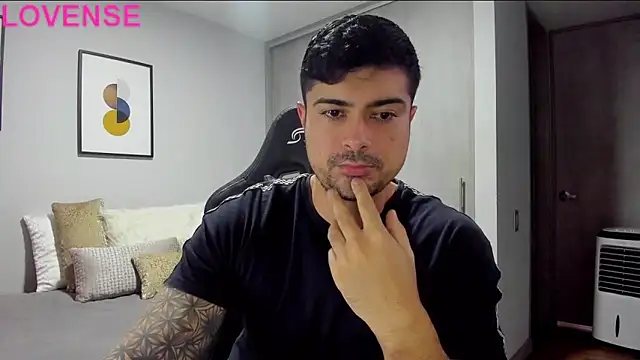 Snapshot of Dante_Storm chatting on 10-19-25, 09:04 Dante Storm online show from 10-19-25, 09:04