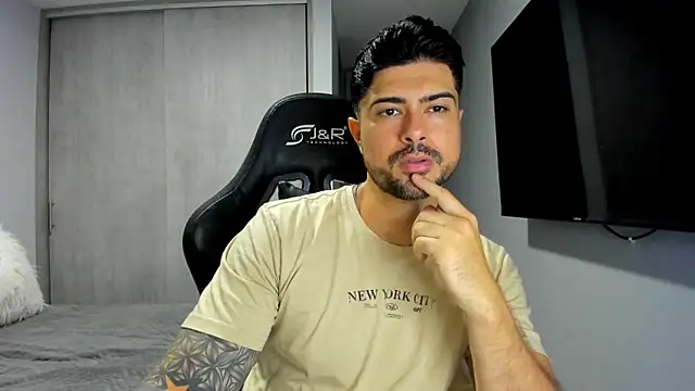 Snapshot of Dante_Storm chatting on 11-19-25, 04:40 Dante Storm online show from 11-19-25, 04:40