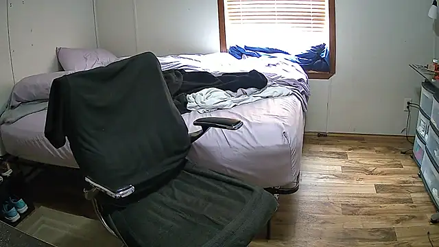 Snapshot of Muffdiver718 chatting on 03-15-25, 03:16 Muffdiver718 online show from 03-15-25, 03:16