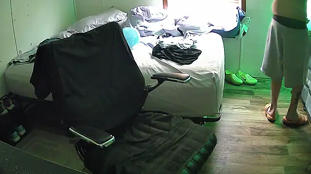 Snapshot of Muffdiver718 chatting on 03-17-25, 04:43 Muffdiver718 online show from 03-17-25, 04:43