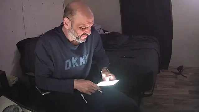 Snapshot of Muffdiver718 chatting on 04-12-26, 06:40 Muffdiver718 online show from 04-12-26, 06:40