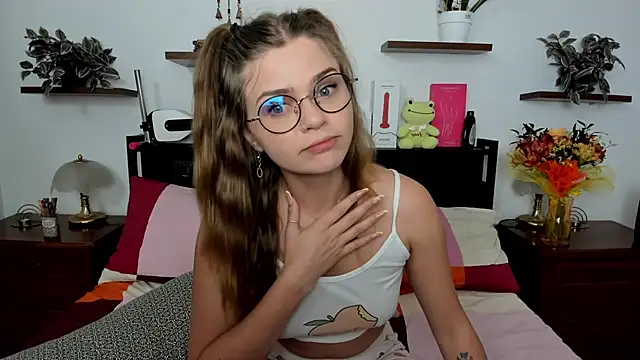 Snapshot of HaleyReedme chatting on 06-07-26, 07:01 HaleyReedme online show from 06-07-26, 07:01