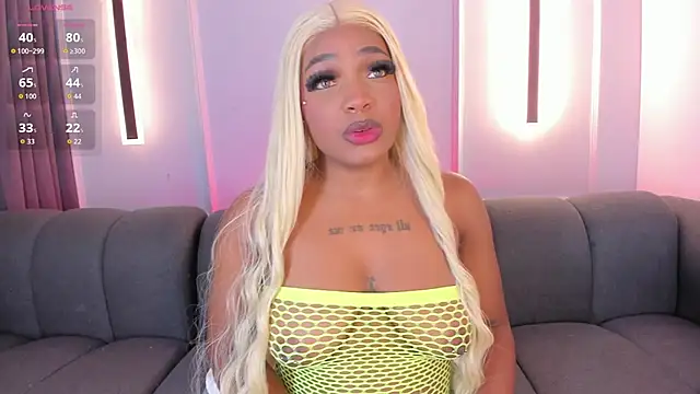 Snapshot of karol_white_ chatting on 10-23-25, 04:12 karol white online show from 10-23-25, 04:12