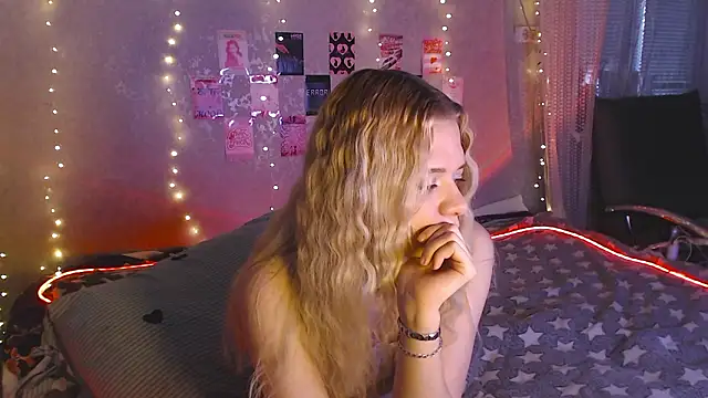 Snapshot of Your_Horny_Friends chatting on 03-20-26, 01:49 Your Horny Friends online show from 03-20-26, 01:49