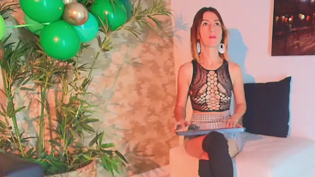 Snapshot of EmmaReyez chatting on 03-15-25, 12:24 EmmaReyez online show from 03-15-25, 12:24