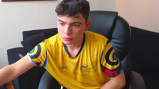 Snapshot of lukeboyce33 chatting on 09-23-25, 04:43 lukeboyce33 online show from 09-23-25, 04:43