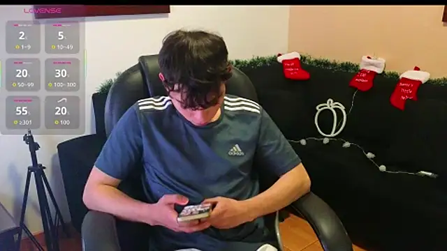 Snapshot of lukeboyce33 chatting on 11-12-25, 01:28 lukeboyce33 online show from 11-12-25, 01:28