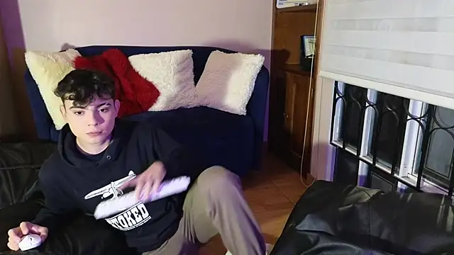 Snapshot of lukeboyce33 chatting on 01-06-26, 01:42 lukeboyce33 online show from 01-06-26, 01:42