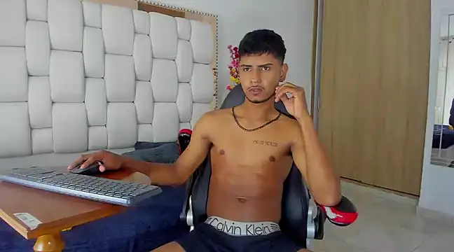 Snapshot of FelipeBrais chatting on 03-14-25, 04:19 FelipeBrais online show from 03-14-25, 04:19