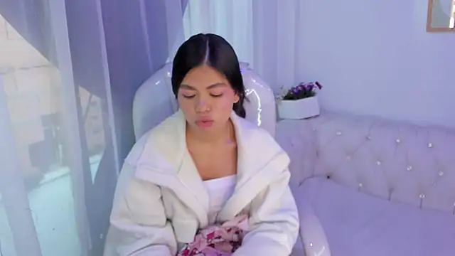 Pretty Johnson  online show from 11-23-25, 12:16