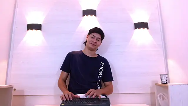 Jhojan twink online show from 11-22-25, 01:10