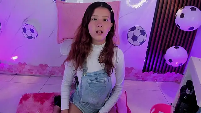 Snapshot of Sophie_joyy chatting on 06-18-26, 10:47 Sophie joyy online show from 06-18-26, 10:47