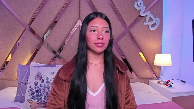 Snapshot of Emilybutterfly1 chatting on 03-19-25, 08:54 Emilybutterfly1 online show from 03-19-25, 08:54