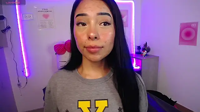 Snapshot of Emilybutterfly1 chatting on 09-09-25, 01:05 Emilybutterfly1 online show from 09-09-25, 01:05