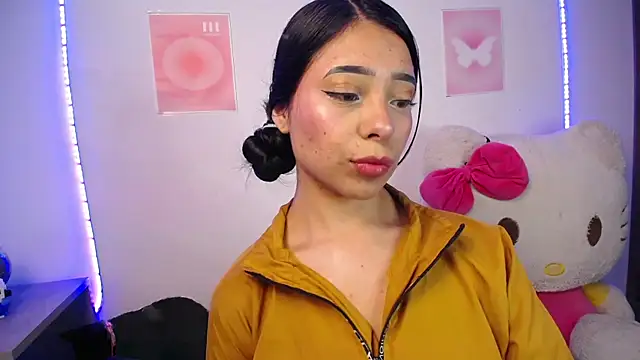 Snapshot of Emilybutterfly1 chatting on 12-14-25, 02:39 Emilybutterfly1 online show from 12-14-25, 02:39