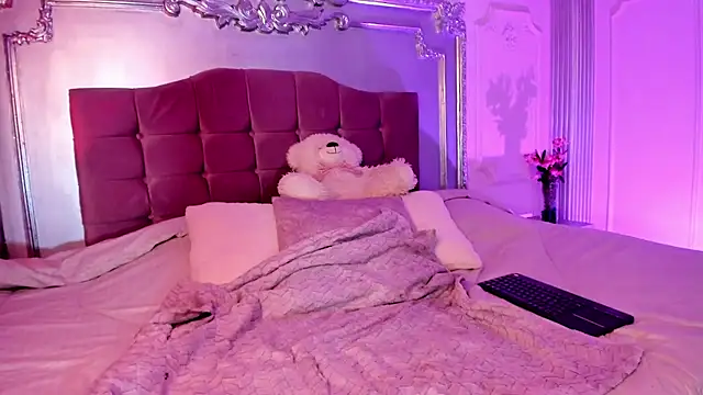 Snapshot of KatianPierce chatting on 10-22-25, 07:46 KatianPierce online show from 10-22-25, 07:46