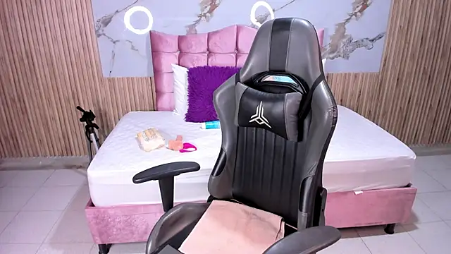 Nicolee19 online show from 10-07-25, 10:56