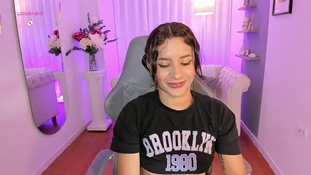 Snapshot of hanna_mils chatting on 06-19-26, 03:44 hanna mils online show from 06-19-26, 03:44