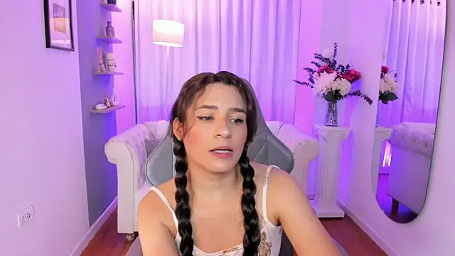 Snapshot of hanna_mils chatting on 06-23-26, 11:30 hanna mils online show from 06-23-26, 11:30