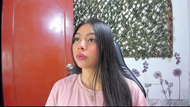 Snapshot of Sarahbrowm_ chatting on 09-27-25, 05:51 Sarahbrowm online show from 09-27-25, 05:51