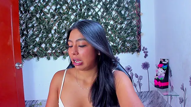 Snapshot of Sarahbrowm_ chatting on 11-10-25, 07:57 Sarahbrowm online show from 11-10-25, 07:57