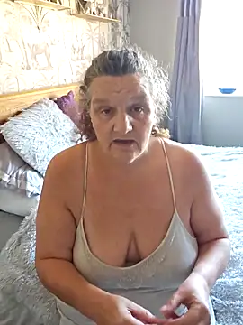 MissQueenBeex online show from 10-12-25, 12:15