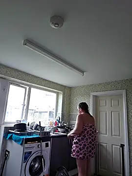 MissQueenBeex online show from 04-19-26, 06:10