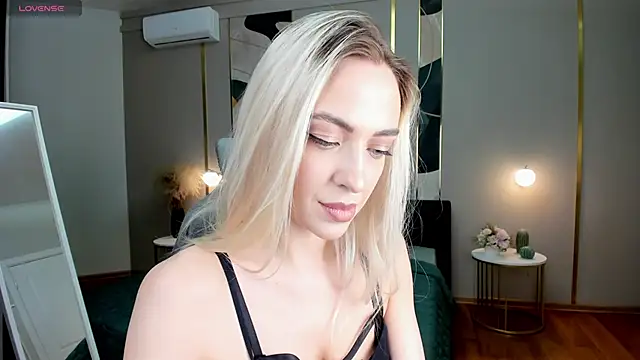 Snapshot of _Miss_Valentina_ chatting on 03-21-25, 04:17 Miss Valentina online show from 03-21-25, 04:17