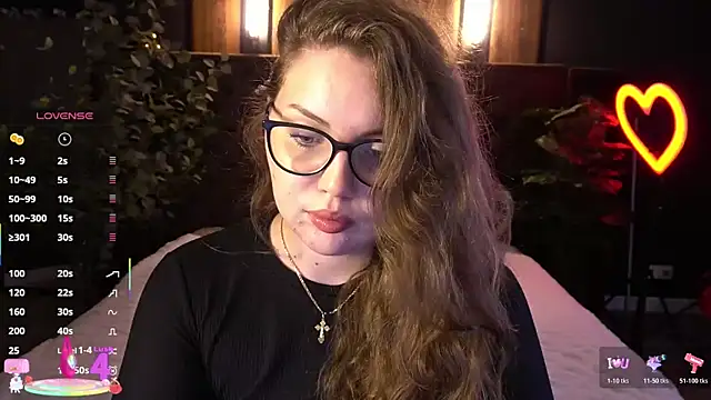 Snapshot of LuxSopphia chatting on 06-14-26, 12:40 LuxSopphia online show from 06-14-26, 12:40
