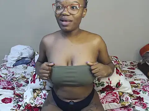 YummyMelanin117 online show from 04-12-26, 01:21