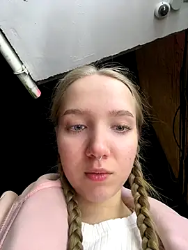 Snapshot of bambi_lu chatting on 09-29-25, 04:45 bambi lu online show from 09-29-25, 04:45