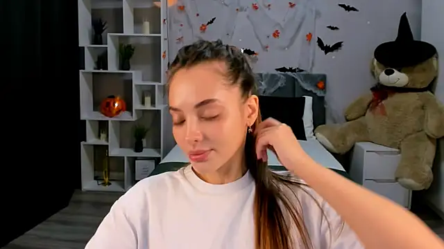 Snapshot of MelanieAlves chatting on 10-17-25, 07:44 MelanieAlves online show from 10-17-25, 07:44