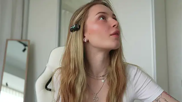 Snapshot of Cyberheart_ chatting on 03-20-25, 09:04 Cyberheart online show from 03-20-25, 09:04