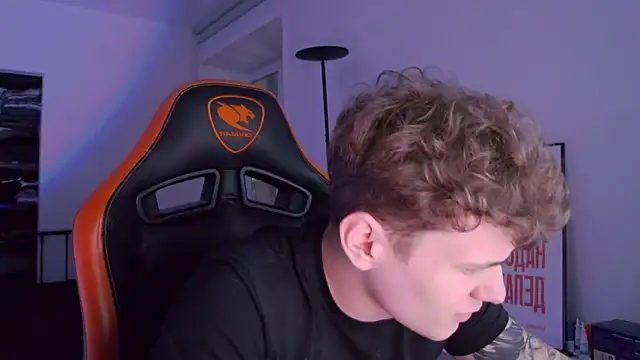 Snapshot of DanyDavis chatting on 10-10-25, 08:30 DanyDavis online show from 10-10-25, 08:30