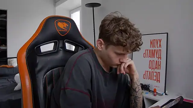 Snapshot of DanyDavis chatting on 10-15-25, 10:59 DanyDavis online show from 10-15-25, 10:59