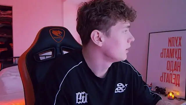 Snapshot of DanyDavis chatting on 10-17-25, 01:14 DanyDavis online show from 10-17-25, 01:14