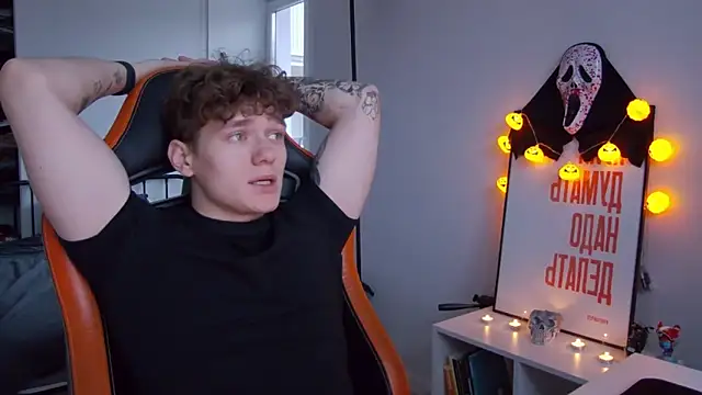 Snapshot of DanyDavis chatting on 10-24-25, 12:12 DanyDavis online show from 10-24-25, 12:12