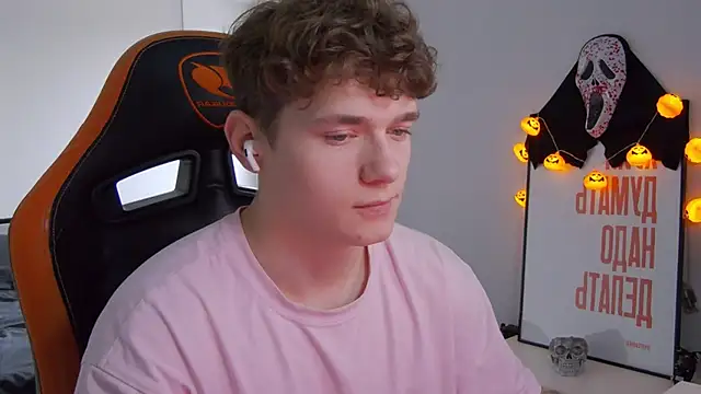 Snapshot of DanyDavis chatting on 10-27-25, 10:30 DanyDavis online show from 10-27-25, 10:30