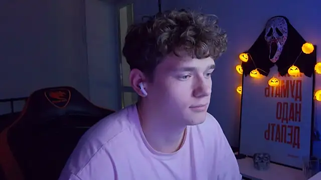 Snapshot of DanyDavis chatting on 10-28-25, 10:12 DanyDavis online show from 10-28-25, 10:12