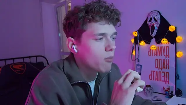 Snapshot of DanyDavis chatting on 10-30-25, 05:02 DanyDavis online show from 10-30-25, 05:02