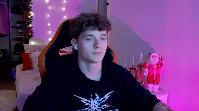 Snapshot of DanyDavis chatting on 12-02-25, 10:05 DanyDavis online show from 12-02-25, 10:05