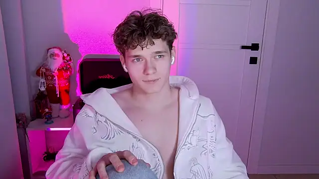 Snapshot of DanyDavis chatting on 12-14-25, 12:43 DanyDavis online show from 12-14-25, 12:43