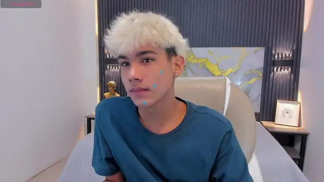 Snapshot of OliverTwinky chatting on 10-04-25, 02:04 OliverTwinky online show from 10-04-25, 02:04