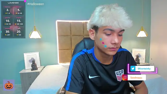 Snapshot of OliverTwinky chatting on 10-08-25, 09:34 OliverTwinky online show from 10-08-25, 09:34