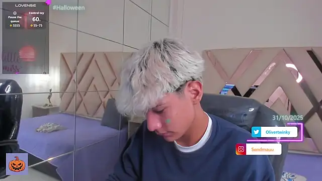 Snapshot of OliverTwinky chatting on 10-30-25, 01:34 OliverTwinky online show from 10-30-25, 01:34